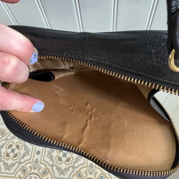 ORA DELPHINE Black Pebbled Leather Crossbody Heart Bag - Picture 5 of 6